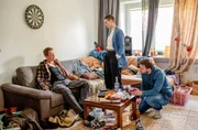 Nina (Julia E. Lenska, M.) und Gregor (Jonas Minthe, r.) &uuml;berraschen Henning Mittergang (Vincent Kr&uuml;ger, l.) nach einer durchzechten Nacht in dessen Wohnung.