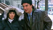 Zwei Schwestern sind auf brutalste Weise umgebracht worden. Mike (Chris Noth) und Carolyn (Annabella Sciorra) befragen die Studienkollegen der Opfer.