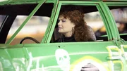 Gut getarnt h&auml;lt Brennan (Emily Deschanel) Ausschau nach einem m&ouml;glichen Tatverd&auml;chtigen, der unter den Demolition Derby-Rennfahrern vermutet wird.