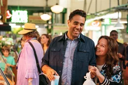Melissa McCarthy als Carol (r.), Bobby Cannavale als George (M.)