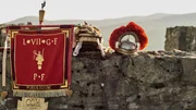 Eine Flagge und zwei Helme
