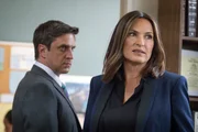 Trotz dem Druck der &Ouml;ffentlichkeit kommen Rafael Barba (Ra&uacute;l Esparza) und Olivia Benson (Mariska Hargitay) schlie&szlig;lich der unglaublichen Wahrheit eines Falles von Beh&ouml;rdenversagen und Korruption auf die Schliche... Rafael Barba (Ra&uacute;l Esparza), Olivia Benson (Mariska Hargitay)