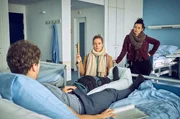 Romy Heiland (Lisa Martinek, M.) und ihre Assistentin Ada Holl&auml;nder (Anna Fischer, r.) befragen den verletzten SEK-Auszubildenden Mike Neidhard (Sebastian Kaufmane, l.) im Krankenhaus.