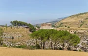Sizilien, Landschaft mit Tempel (Segesta).