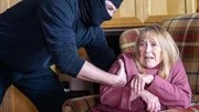 Raubüberfall in einem Einfamilienhaus. Eines der Opfer: Eine an Demenz erkrankte Frau. Auch sie gehen die Täter an. Raubüberfall in einem Einfamilienhaus. Eines der Opfer: Eine an Demenz erkrankte Frau. Auch sie gehen die Täter an.