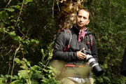 Bevor Fotograf Horst Schneider auf die Toten st&ouml;&szlig;t, sieht er einen Wanderer davoneilen. Thomas Schneider m&ouml;chte Fotos im Wald machen.