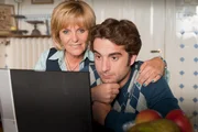 Sohn Mikis (Oliver K. Wnuk, r.) ist im Internet auf seinen griechischen Vater Dimitris gesto&szlig;en und zeigt seiner Mutter Petra (Ulrike Kriener, l.) am Laptop ein Foto von ihm.