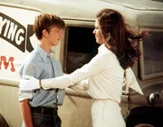 Jim Bob (David W. Harper, l.) ist v&ouml;llig begeistert von allem, was mit der Fliegerei zu tun hat und schlie&szlig;t entsprechend schnell Freundschaft mit der Luftakrobatin Bobby (Lee Purcell, r.).