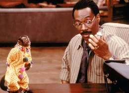 Dr. Dolittle (Eddie Murphy, re.) besitzt die au&szlig;ergew&ouml;hnliche Gabe mit Tieren sprechen zu k&ouml;nnen. In dieser Szene ber&auml;t er sich mit einem Affen.
