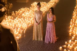 Jupiter Jones (Mila Kunis, r.) versteht die Welt endg&uuml;ltig nicht mehr, als ihr die attraktive Kalique (Tuppence Middleton, l.) erkl&auml;rt, dass sie schon viele Tausend Jahre alt ist - und ihre Tochter ...