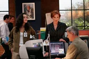 Bei einer Unterredung mit Direktor Morrow erf&auml;hrt Gibbs (Mark Harmon, r.), dass sein Chef den NCIS verl&auml;sst und an seine Stelle Jenny Shepard (Lauren Holly, M.) tritt - Gibbs' alte Liebe. Sie und Ziva David (Cote de Pablo, l.) wollen um jeden Preis verhindern, dass er Ari umbringt ...