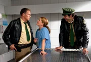 ARD HEITER BIS TÖDLICH - HUBERT UND STALLER - neue Vorabendserie mit 16 Folgen, Folge 16 "Floßfahrt ohne Wiederkehr", am Mittwoch um 18.30 Uhr im Ersten. Hubert (Christian Tramitz, l.) muss sich mal wieder von seiner Ex-Frau, der Pathologin Dr. Anja Licht (Karin Thaler, M.) belehren lassen. Staller (Helmfried von Lüttichau, r.) ist der lachende Dritte. ARD HEITER BIS TÖDLICH - HUBERT UND STALLER - neue Vorabendserie mit 16 Folgen, Folge 16 "Floßfahrt ohne Wiederkehr", am Mittwoch um 18.30 Uhr im Ersten. Hubert (Christian Tramitz, l.) muss sich mal wieder von seiner Ex-Frau, der Pathologin Dr. Anja Licht (Karin Thaler, M.) belehren lassen. Staller (Helmfried von Lüttichau, r.) ist der lachende Dritte.