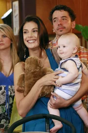 F&uuml;nf Jahre sind inzwischen vergangen und im Leben der Housewives der Wisteria Lane hat sich einiges ge&auml;ndert. Susan (Teri Hatcher, l.) hat nicht nur einen Sohn, sondern auch einen geheimen Lover ...