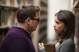 Reporter Michael Finkel (Jonah Hill) erz&auml;hlt seiner Freundin Jill (Felicity Jones) von seinem neuen Vorhaben, einen mutma&szlig;lichen M&ouml;rder zu interviewen, der sich bei seiner Festnahme als er selbst - Michael Finkel - ausgeben hat.