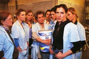 Uschi (Barbara Freier, Mi.) will, dass um die Arbeitspl&auml;tze gelost wird. Die Begeisterung h&auml;lt sich in Grenzen (v.li.: Martina Baumann, Annette Frier, Isabella Schmid, Tanja Neufeldt, Cheryl Shepard, Katy Karrenbauer, Kristiane Kupfer).