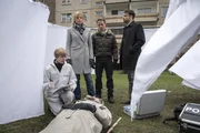 Prof. Rossi (Anna Stieblich), Ina Zimmermann (Melanie Marschke) und Jan Maybach (Marco Girnth) am Tatort. Gerd Hilliges (Heinz Lieven) ist ermordet worden. Staatsanwalt Binz (Michael Rotschopf, r.) ordnet an, dass Hajo Trautzschke nicht ermitteln darf.