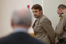 Christian Longo (James Franco, M.) ist des Mordes an seiner Frau und seinen drei T&ouml;chtern angeklagt. Er ist auf dem weg zur Gerichtsverhandlung.