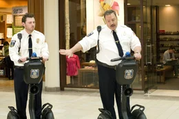 Gemeinsam sorgen Veck Sims (Keir O'Donnell, l.) und Paul Blart (Kevin James, r.) im Kaufhaus f&uuml;r Recht und Ordnung ...