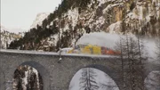 Im Winter muss regelm&auml;&szlig;ig meterhoher Schnee von der Bahnstrecke ger&auml;umt und die Tunnel der Albula- und der Berninalinie von Eis befreit werden.