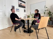 Esther im Gespr&auml;ch mit ehemaligem Haftinsassen J&uuml;rgen.