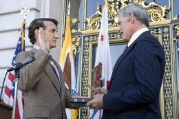 Harvey Milk (Sean Penn, l.) legt vor B&uuml;rgermeister Moscone (Victor Garber, r.) den Amtseid als Stadtrat ab.