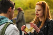Lilith (Emma Bading) bietet Carlo (Emilio Sakraya) ein Gesch&auml;ft an.