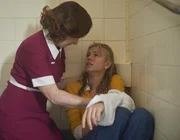 Frances (Mandy McElhinney, l.); Debbie (Sophia Forrest, r.)