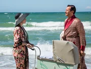 Helene Aurland (Cecilie Stenspil, l.) und Edward Weyse (Jens Jacob Tychsen, r.).