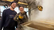 Ahornsirup – Kanadas süsser Schatz Felix Sabourin und sein Vater Martin Sabourin kochen gemeinsam Baumwasser zu Ahornsirup ein. Ahornsirup – Kanadas süsser Schatz Felix Sabourin und sein Vater Martin Sabourin kochen gemeinsam Baumwasser zu Ahornsirup ein.