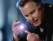 Gil (William Petersen) findet viele silberne Splitter an der Stelle, wo der Ermordete angefahren wurde. Führt die Spur zum Auto des Täters? Gil (William Petersen) findet viele silberne Splitter an der Stelle, wo der Ermordete angefahren wurde. Führt die Spur zum Auto des Täters?