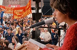 Sie war die Ikone der deutschen Friedens- und Umweltbewegung: Petra Kelly glaubte daran, dass ein einzelner Mensch die Welt ver&auml;ndern kann. In den 1980er Jahren brachte sie hunderttausende Menschen gegen Atomkraft und Atomraketen auf die Stra&szlig;e. Die radikale Pazifistin, Menschenrechtsaktivistin und Feministin dachte global und war international erfolgreich. - Petra Kelly spricht auf einer Demo gegen Nachr&uuml;stung.