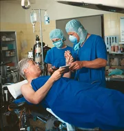 Werner f&uuml;rchtet sich vor der Operation und schreibt Angi einige Zeilen zum Abschied, die er aber nur f&uuml;r den Fall seines Ablebens an Angi bestimmt hat. (Peter Weck auf der Bahre, restl. Darsteller nicht bekannt).