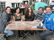 Anastasios ist ein kreativer Stahldesigner - doch er verkauft wenige seiner Erfindungen. Stattdessen t&uuml;rmen sie sich in seiner Werkstatt. Seinen T&ouml;chtern Panagiota und Irini sowie Mama Eleni reicht es. Es muss sich etwas &auml;ndern! Mauro Corradino bricht auf, um der Familie zu helfen. v.l.: Irini, Eleni, Panagiota, Anastasios, Mauro