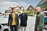 Die Kommissare Zeiler (Nora Waldstätten, l.) und Oberländer (Matthias Koeberlin, r.) treffen am Tatort auf Mia Burgstaller (Katharina Lorenz, M.), die Anwältin des Tatverdächtigen. Die Kommissare Zeiler (Nora Waldstätten, l.) und Oberländer (Matthias Koeberlin, r.) treffen am Tatort auf Mia Burgstaller (Katharina Lorenz, M.), die Anwältin des Tatverdächtigen.