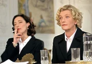 Bei der Testamentser&ouml;ffnung erfahren die fassungslose Gila (Saskia Vester, re.) und ihre Freundin Franziska (Andrea B&uuml;rgin), dass es eine weitere Erbin f&uuml;r Gilas Haus gibt.