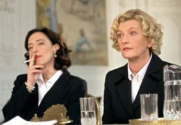 Bei der Testamentser&ouml;ffnung erfahren die fassungslose Gila (Saskia Vester, re.) und ihre Freundin Franziska (Andrea B&uuml;rgin), dass es eine weitere Erbin f&uuml;r Gilas Haus gibt.