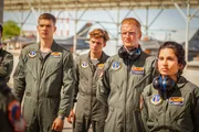 Rutger de Man (Josha Stradowski, l.), Guus Walema (Soy Kroon, 2.v.l.), Dennis de Waal (Bart Harder, 2.v.r.) und Leyla Demir (Sinem Kavus, r.) lernen, dass jeder von ihnen f&uuml;r die Sicherheit auf dem Milit&auml;rflugplatz verantwortlich ist.