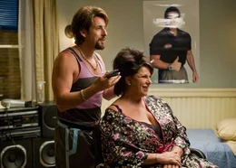Seine reifen Kundinnen (Lainie Kazan, r.) genie&szlig;en seine Rundumbetreuung: Zohan (Adam Sandler, l.) ...