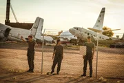 Die drei Kamerad*innen Guus Walema (Soy Kroon, l.), Leyla Demir (Sinem Kavus, 2.v.l.) und Rutger de Man (Josha Stradowski, r.) entdecken hunderte Flieger in der W&uuml;ste. Sie bezweifeln, dass sie als niederl&auml;ndische Soldaten f&uuml;r die USA unentbehrlich sind.