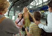 Am Flughafen: Jonas (Ludwig Zimmeck, 2. von rechts), Susanne (Elisabeth Lanz, rechts) und Charlotte (Ursela Monn, links) verabschieden sich schweren Herzens von Rebecca (Elisabeth B&ouml;hm, 2. von links), die mit ihrer Mutter Viola (Claudine Wilde) in Miami leben will.