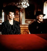 Das Erbe der Guldenburgs "Das letzte Verm&auml;chtnis". Im Bild: Evelyn Lauritzen (Iris Berben) und ihre Gro&szlig;mutter Herta (Brigitte Horney) erwarten mit Spannung die Testamenter&ouml;ffnung. Nicht nur f&uuml;r sie kommt es dabei zu &uuml;berraschenden Verf&uuml;gungen.