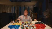 Jan (Ferdi Stofmeel) sortiert seine Lego-Sammlung (aus).