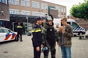 Kees (Ole Kroes, re.) auf dem Schulhof mit der Polizei und dem Bombenspezialisten.