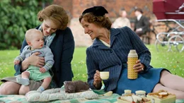 Diane (Claire Foy) versucht mit ihrem Kind ein normales Leben zu f&uuml;hren.