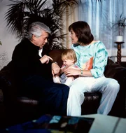 Rechte Freude kommt f&uuml;r Werner auf, als er nach seiner Operation auch wieder mit Franziska spielen kann. (V.li.n.re.: Peter Weck, Frauke Tholen, Thekla Carola Wied).