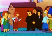 Maude Flanders (Mi.) ist geschockt, dass Marge (li.) angeblich mit der Mafia zusammenarbeitet.