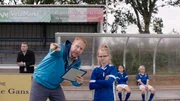 Vater Jan (Ferdi Stofmeel) wird zum Fanatiker, als er die Fu&szlig;ballmannschaft von Floor (Bobbie Mulder) trainiert.