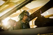 Rutger de Man (Josha Stradowski) darf endlich im Cockpit einer F-16 Platz nehmen. Auf seinem Helm steht sein Spitzname "Wayne".