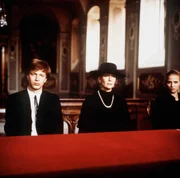 Das Erbe der Guldenburgs "Das letzte Verm&auml;chtnis". Im Bild: Christine Gr&auml;fin von Guldenburg (Christiane H&ouml;rbiger) umrahmt von ihren Kindern Sascha (Jochen Horst, li.) und Nane (Katharina B&ouml;hm, r.) erwarten im Amtsgericht gespannt die Er&ouml;ffnung des Testaments. Ihr weiteres Schicksal h&auml;ngt sehr von den darin enthaltenen Verf&uuml;gungen ab.