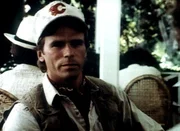 MacGyver (Richard Dean Anderson) lässt sich von seinem Freund Dr. Alden über geheimnisvolle Vorgänge im Urwald informieren. MacGyver (Richard Dean Anderson) lässt sich von seinem Freund Dr. Alden über geheimnisvolle Vorgänge im Urwald informieren.